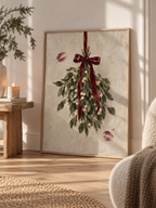 Mistletoe Kiss inramad julposter i varm modern inredning